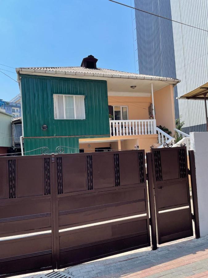 Family Home Батуми Экстерьер фото